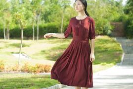 吃瓜丝绸长裙视频,揭秘吃瓜丝绸长裙的时尚魅力