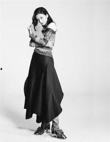 黑衣服女孩吃瓜,黑衣女孩的瓜田奇遇记